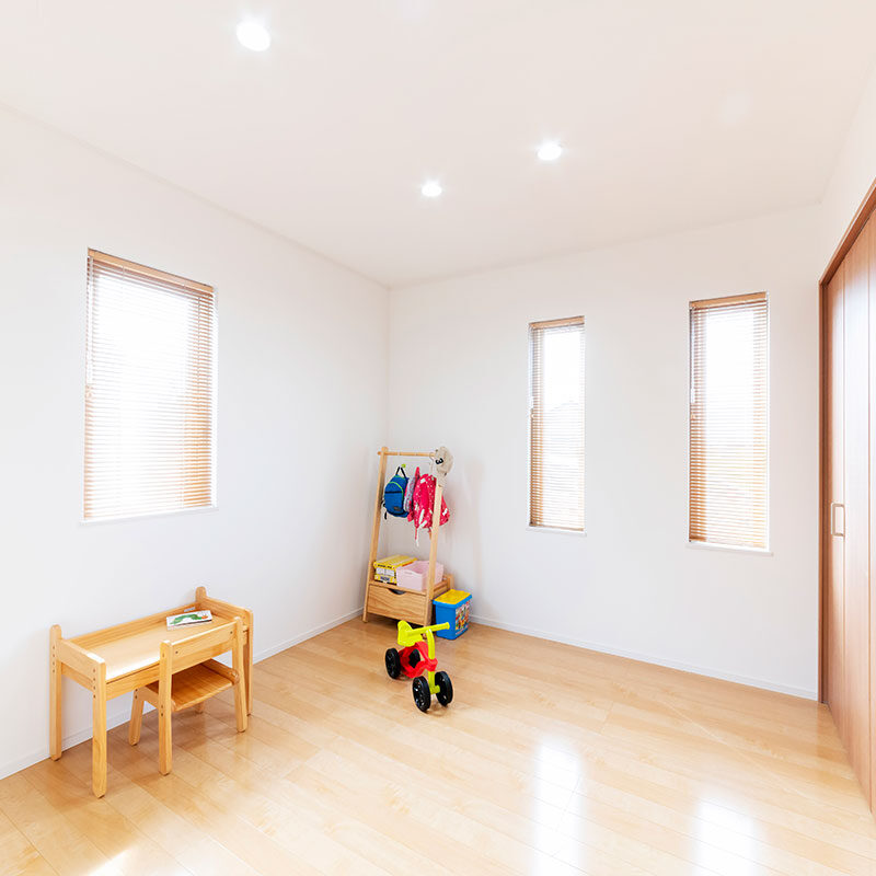 子ども部屋は玄関から入るとリビングとは逆側に二つ。あえてリビングと離して独立性を高めた。どちらも大きなクローゼットを設けている。